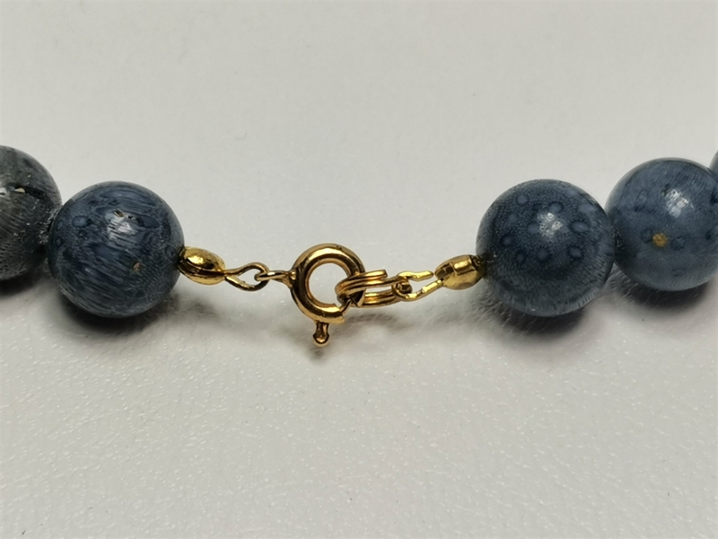 Náhrdelník z leštěných kuliček modrého korálu