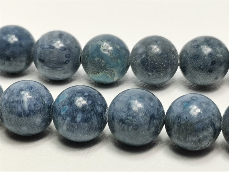 Náhrdelník z leštěných kuliček modrého korálu