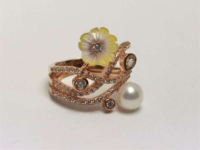 Stříbrný prsten červeně zlacený