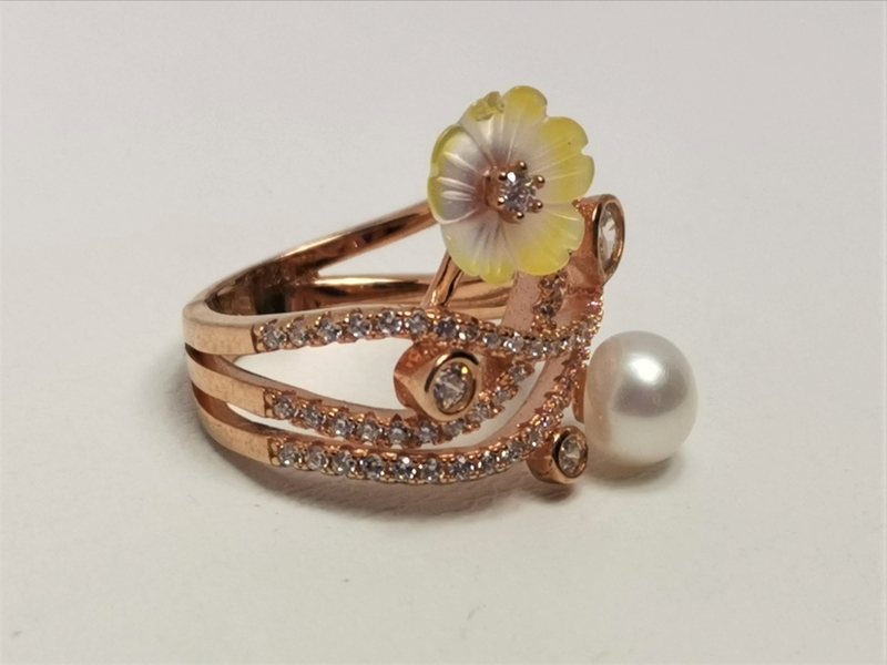 Stříbrný prsten červeně zlacený