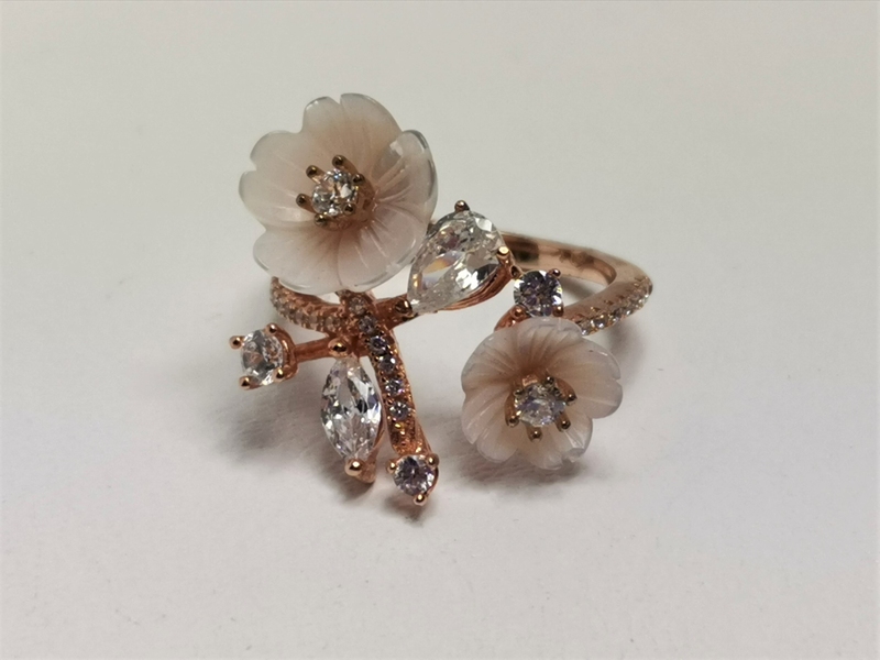 Stříbrný prsten červeně zlacený