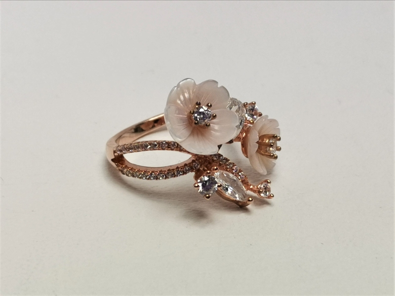 Stříbrný prsten červeně zlacený