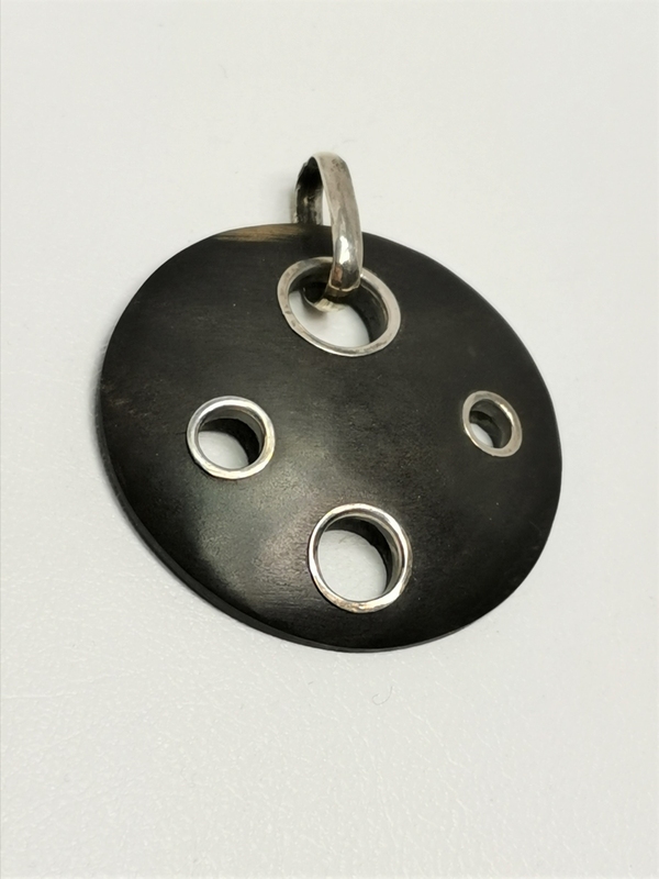 Stříbrný přívěs s ebenovým dřevem