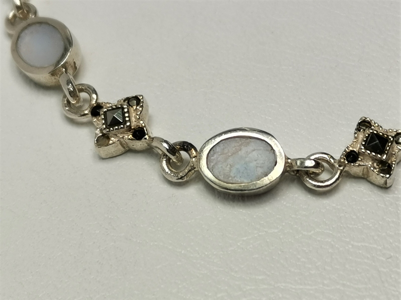 Luxusní stříbrný náramek zdobený perletí a markazity