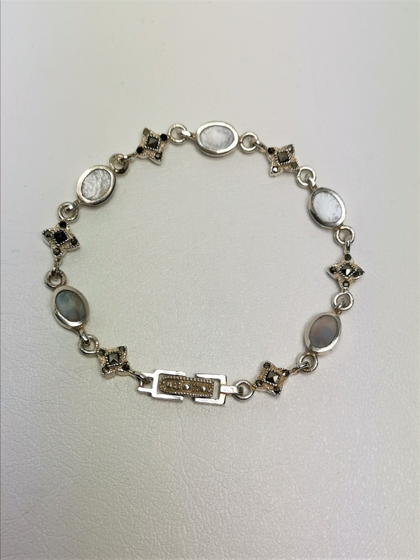 Luxusní stříbrný náramek zdobený perletí a markazity