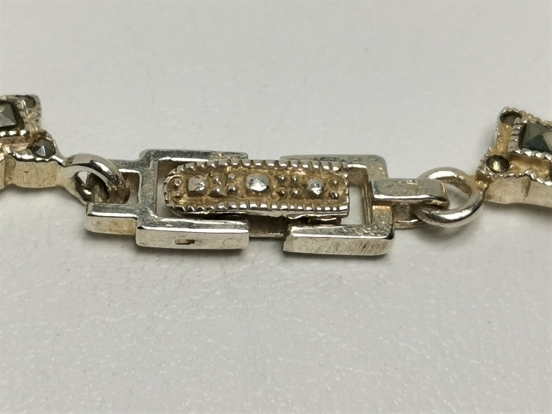 Luxusní stříbrný náramek zdobený perletí a markazity