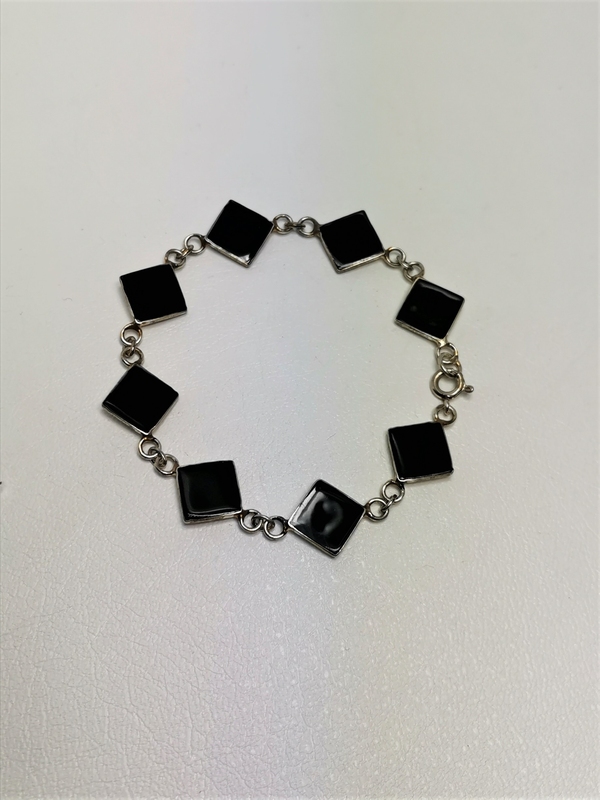 Stříbrný náramek s onyxem