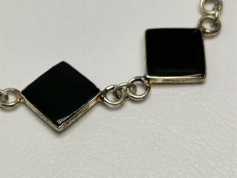 Stříbrný náramek s onyxem