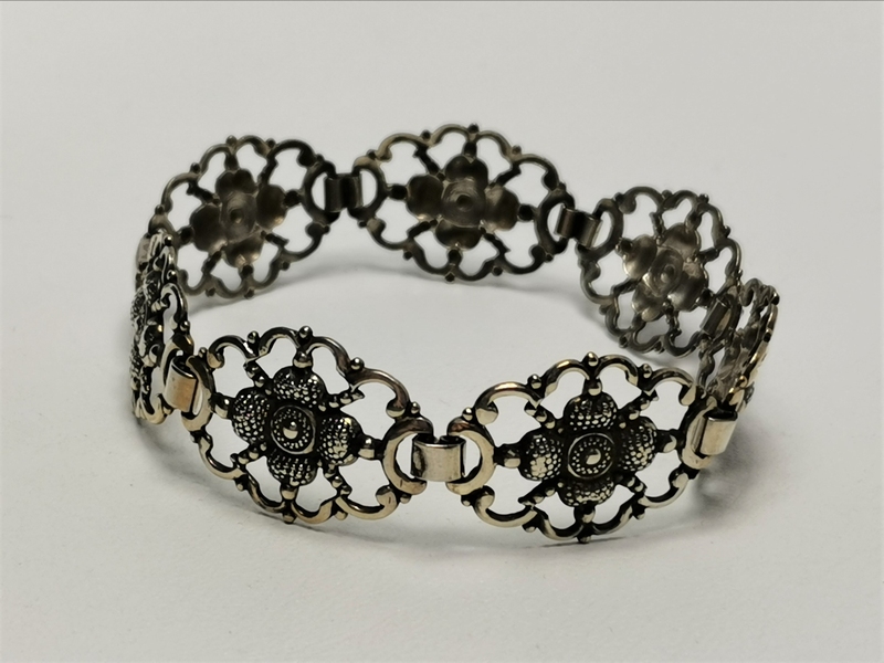 Stříbrný náramek s patinou