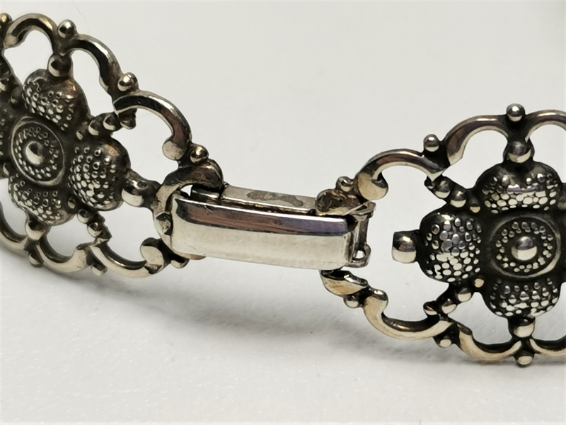 Stříbrný náramek s patinou