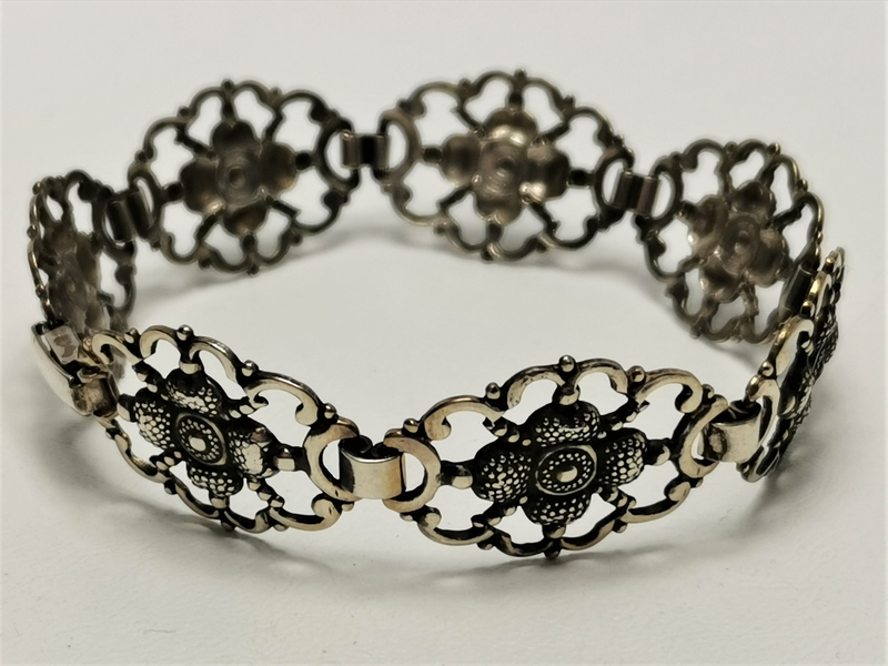 Stříbrný náramek s patinou