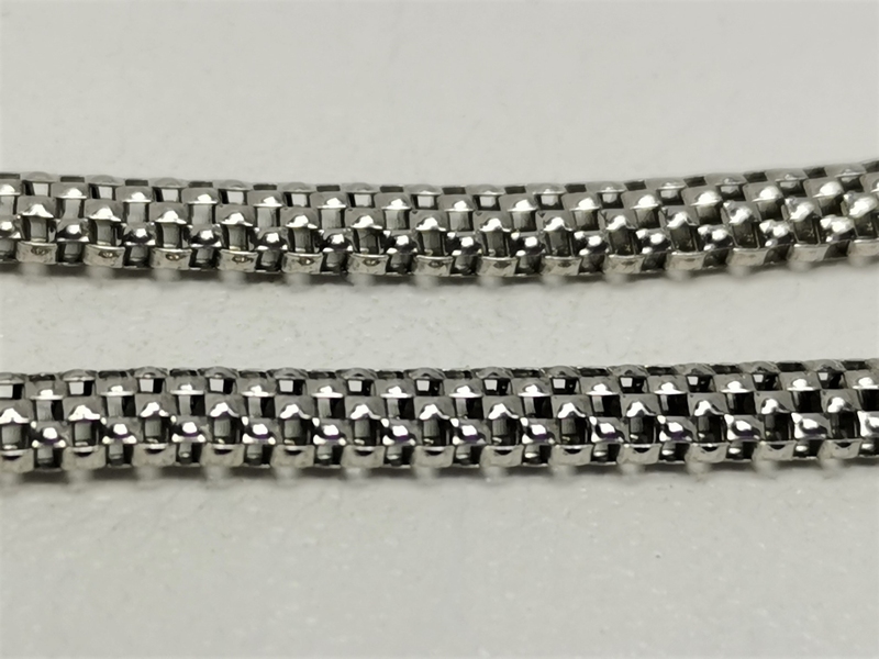 Stříbrný náramek zdobený zirkony, rhodiovaný