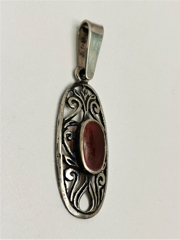 Stříbrný přívěs s karneolem