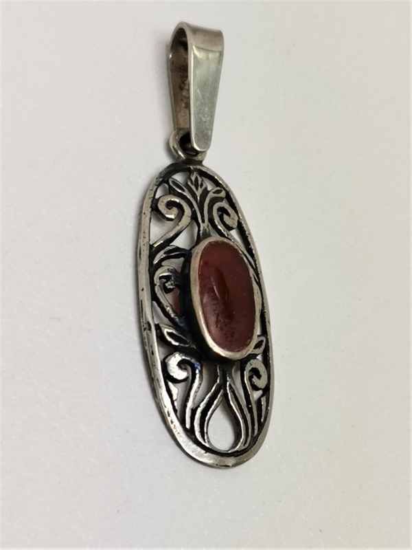Stříbrný přívěs s karneolem