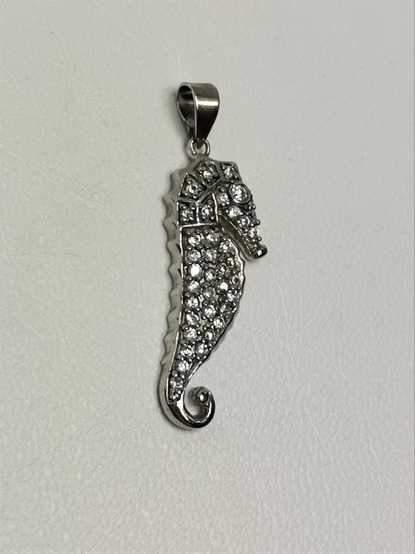 Stříbrný přívěsek mořský koník se zirkony, rhodiovaný
