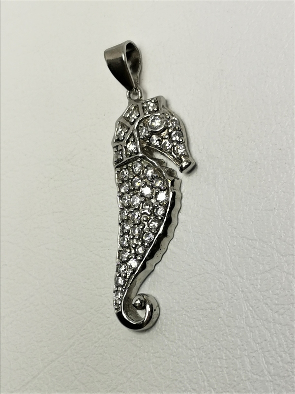 Stříbrný přívěsek mořský koník se zirkony, rhodiovaný