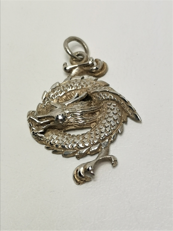 Stříbrný přívěs drak