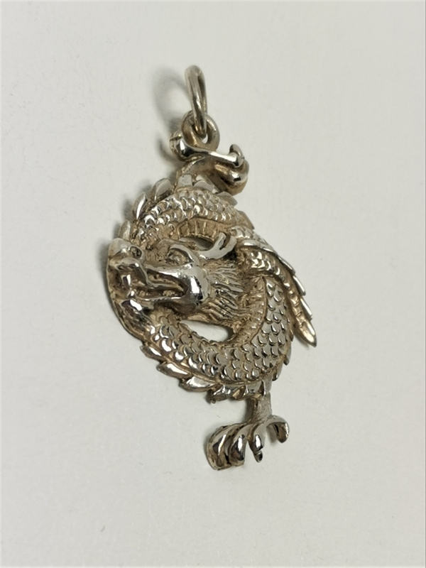 Stříbrný přívěs drak