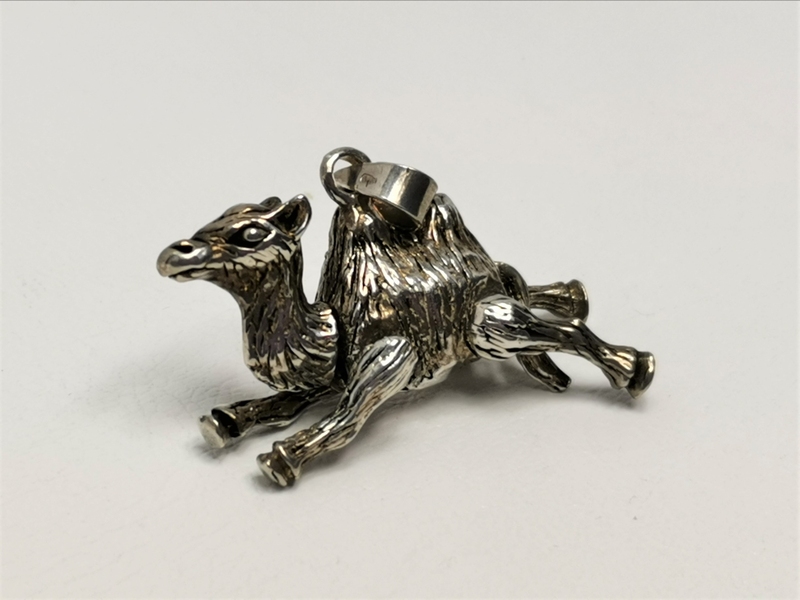 Stříbrný přívěs velbloud