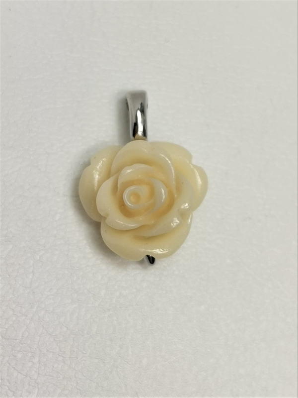 Stříbrný přívěsek růže vyřezaná z korálu