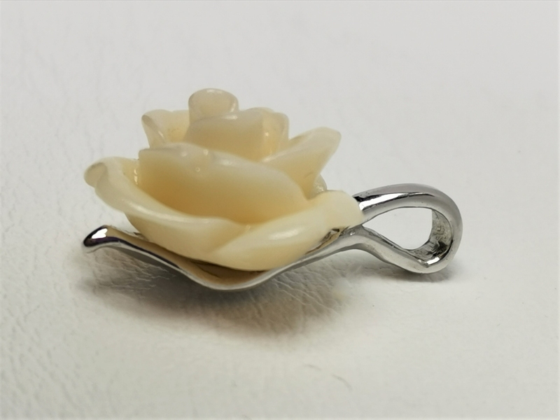 Stříbrný přívěsek růže vyřezaná z korálu