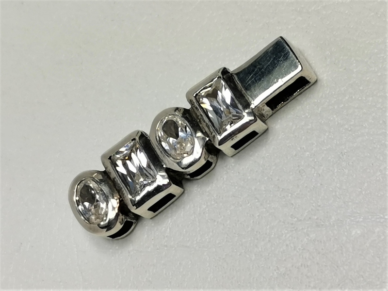 Stříbrný přívěsek se zirkony