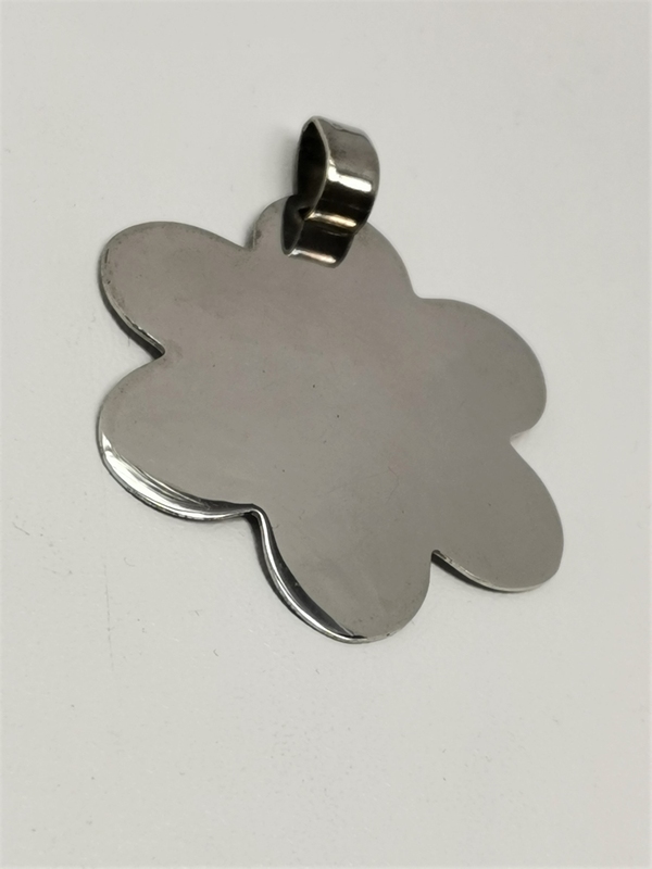 Stříbrný přívěs květina