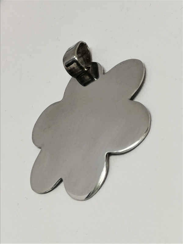 Stříbrný přívěs květina