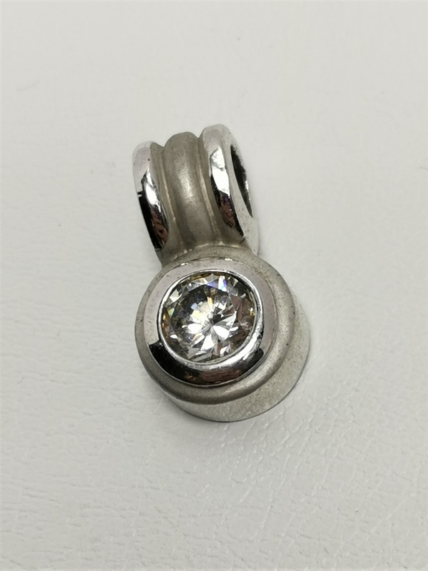 Stříbrný přívěs s velkým bílým zirkonem