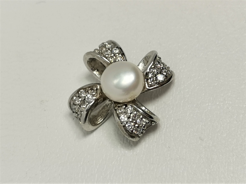 Stříbrný přívěsek mašle se zirkony a perlou