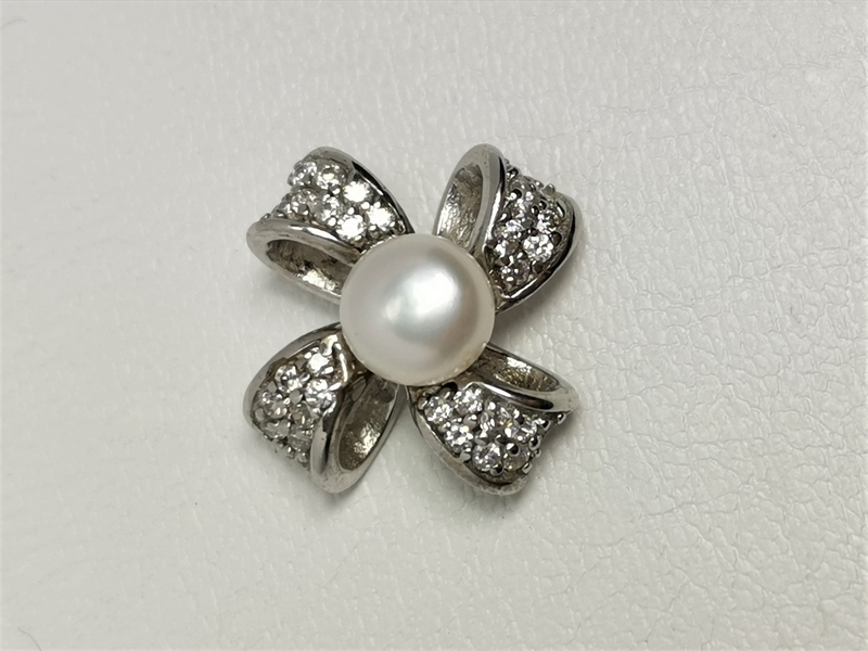 Stříbrný přívěsek mašle se zirkony a perlou