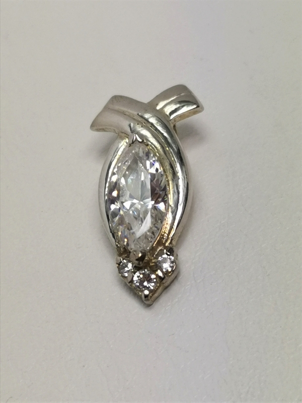 Stříbrný přívěs s velkým bílým zirkonem