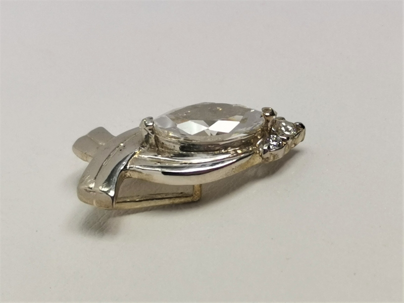 Stříbrný přívěs s velkým bílým zirkonem