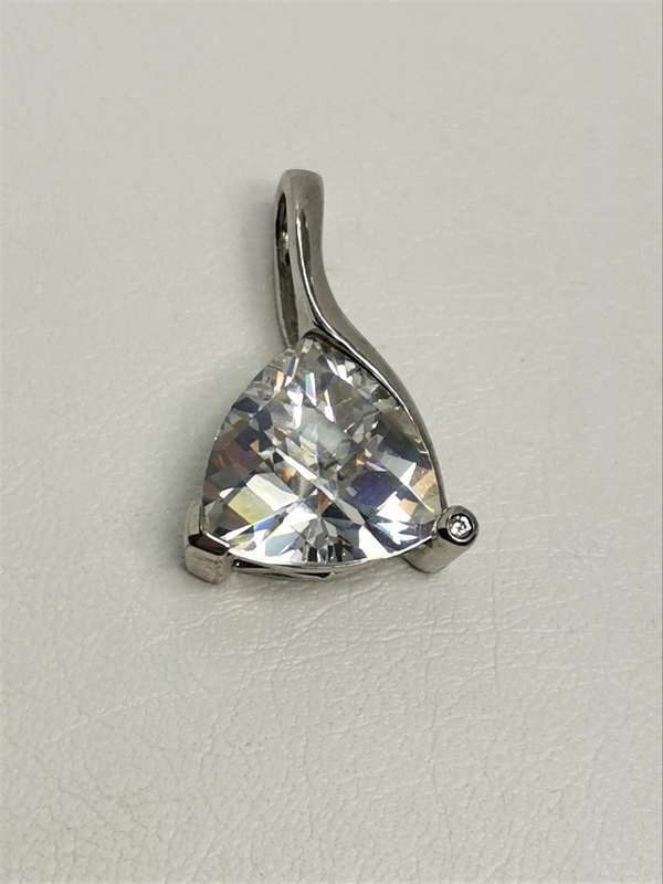 Stříbrný přívěs s velkým bílým zirkonem