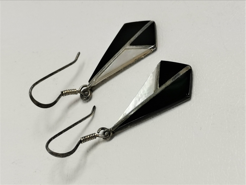 Stříbrné naušnice visací s onyxem a perletí