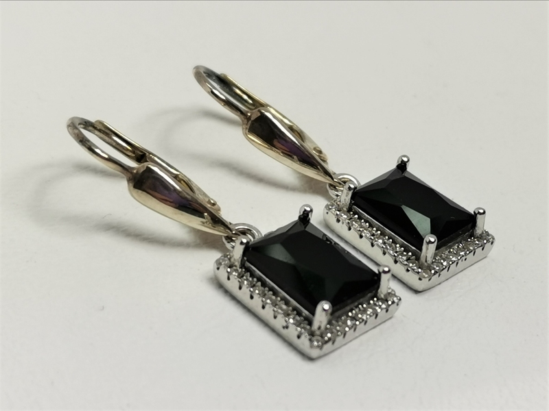 Stříbrné naušnice visací s černým kamenem a zirkony