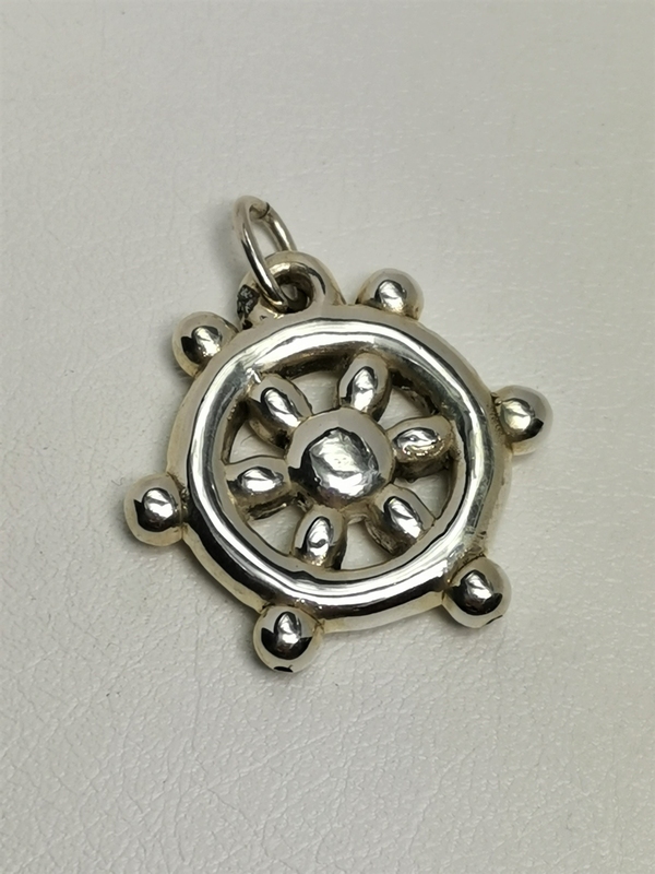 Stříbrný přívěs kormidlo