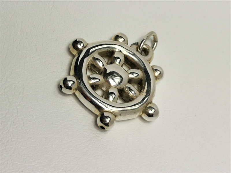 Stříbrný přívěs kormidlo