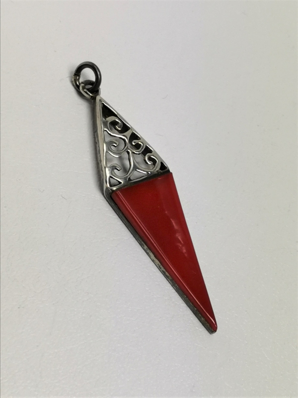 Stříbrný přívěsek s karneolem