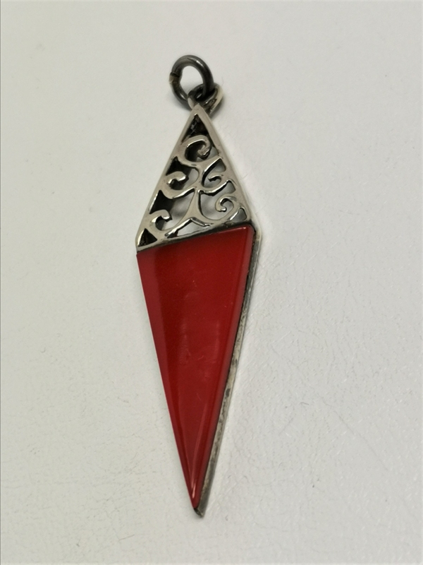 Stříbrný přívěsek s karneolem