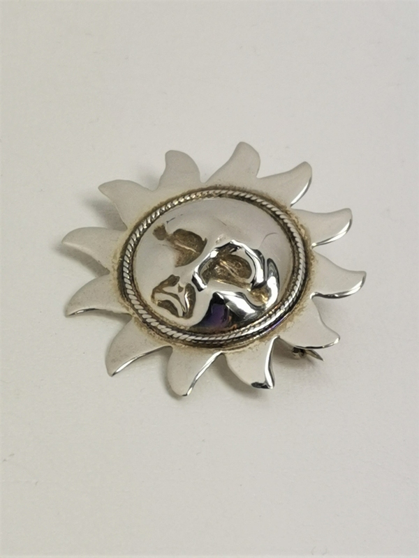 Stříbrná brož slunce