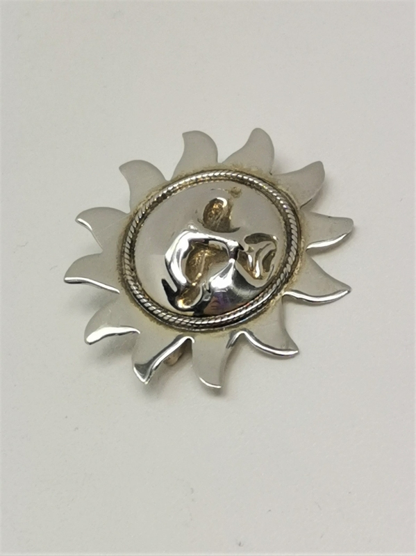 Stříbrná brož slunce