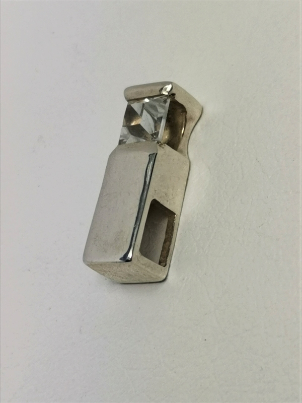 Stříbrný přívěs s pravým broušeným topazem