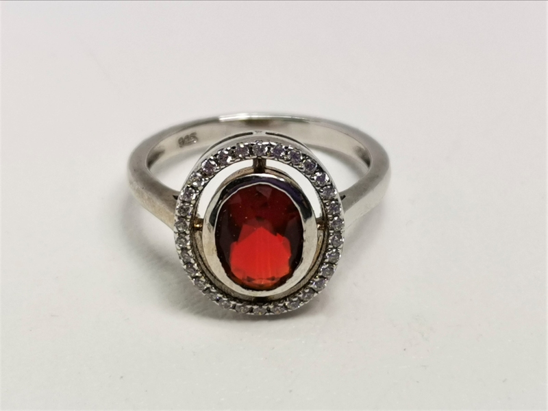 Stříbrná souprava s červeným kamínkem a bílými zirkony - přívěs, naušnice, prsten - rhodiovaná