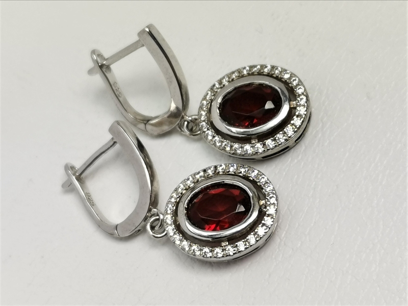 Stříbrná souprava s červeným kamínkem a bílými zirkony - přívěs, naušnice, prsten - rhodiovaná