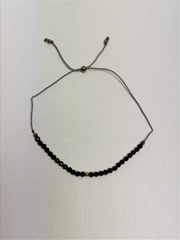 Náramek - šedá šňůrka s korálky z drahých kamenů a stříbra