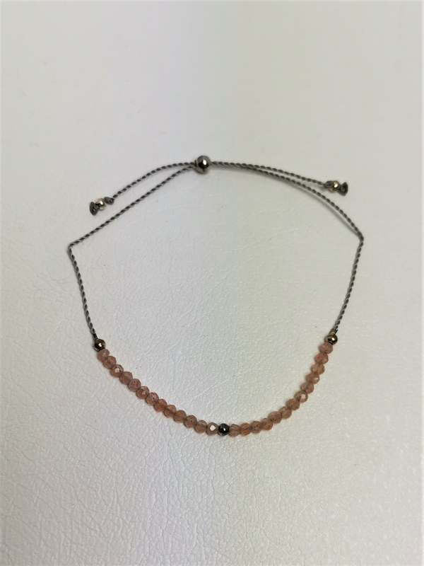 Náramek - šedá šňůrka s korálky z drahých kamenů a stříbra