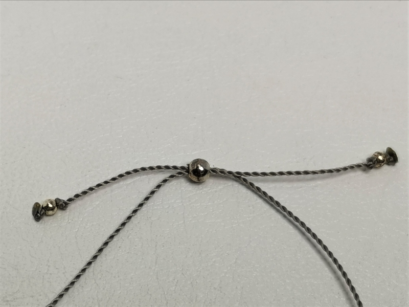 Náramek - šedá šňůrka s korálky z drahých kamenů a stříbra