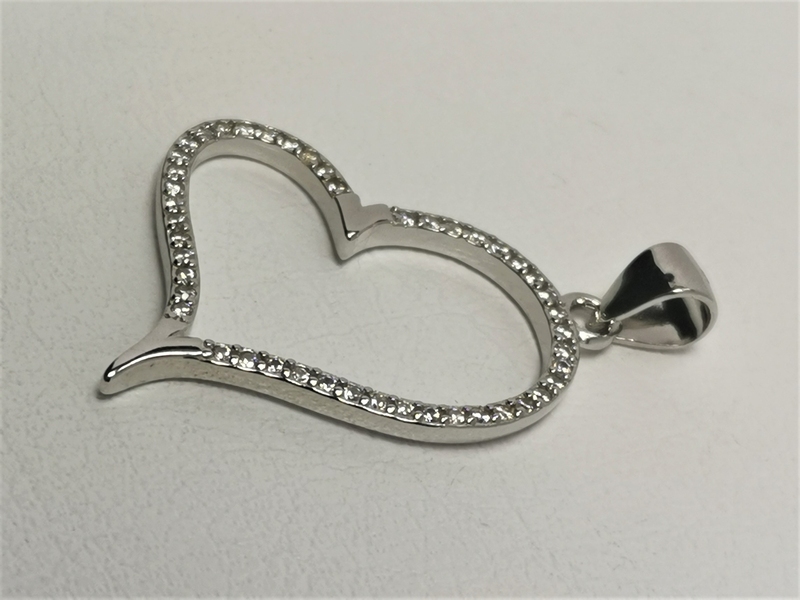 Stříbrný přívěsek srdce se zirkony, rhodiované