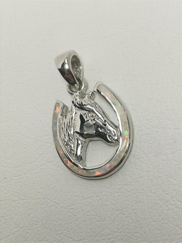Stříbrný přívěsek kůň v podkově s opálem, rhodiovaný